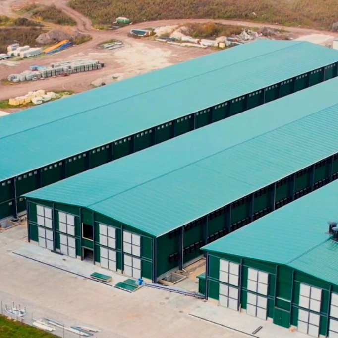 konstrukcja stalowa kurnika w trakcie realizacji